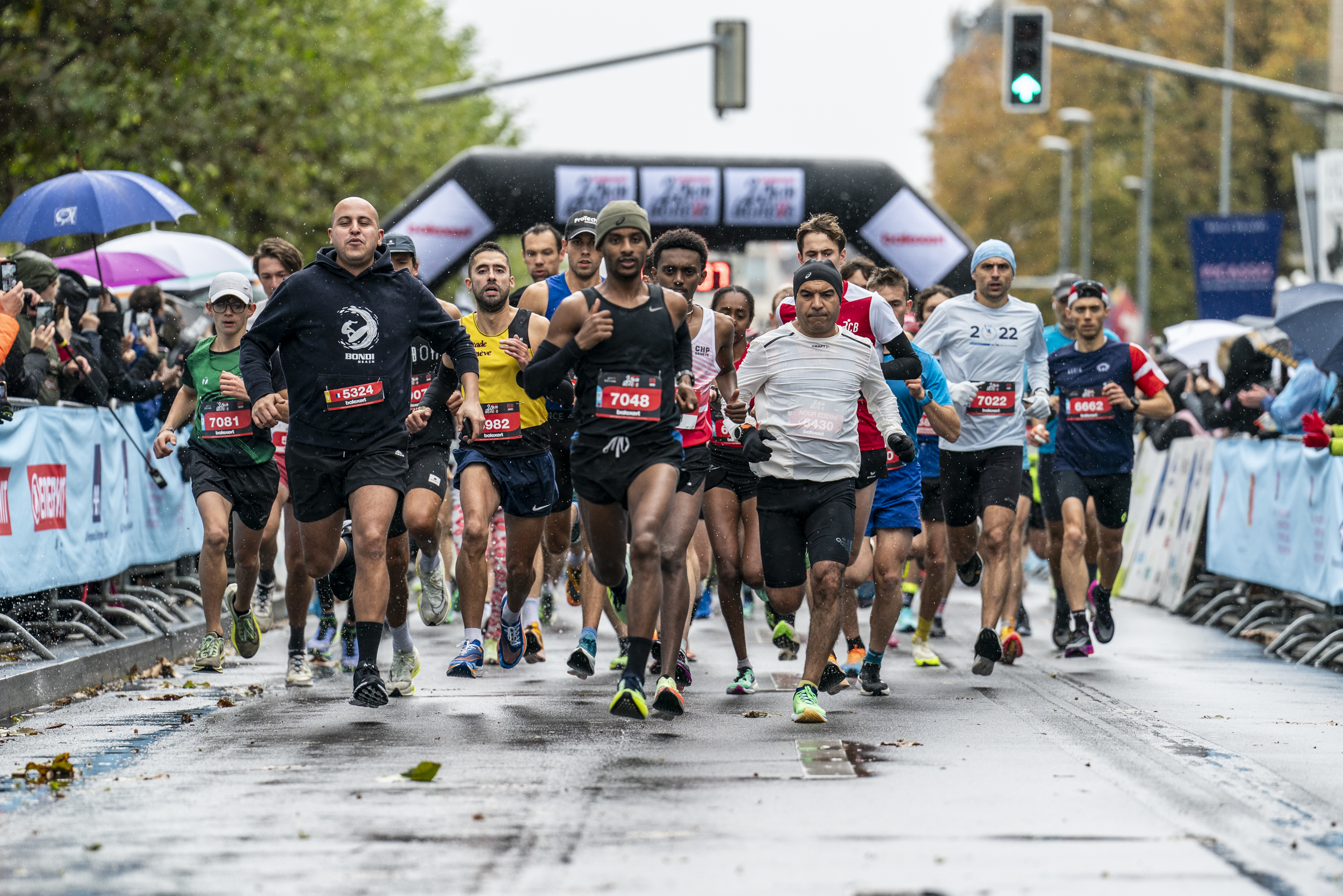 Groupe de coureurs au départ d'une course